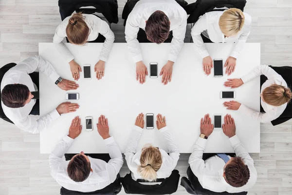 Affärsmän Som Inte Använder Smartphones Sitter Runt Vitt Bord — Stockfoto