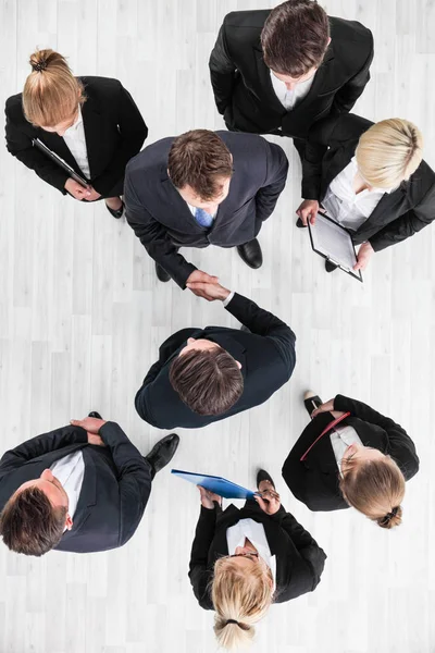 Pessoas Negócios Apertando Mãos Terminando Uma Reunião Vista Superior — Fotografia de Stock