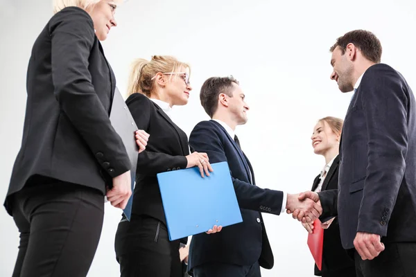 Empresários Apertando Mãos Terminando Uma Reunião Fundo Branco — Fotografia de Stock