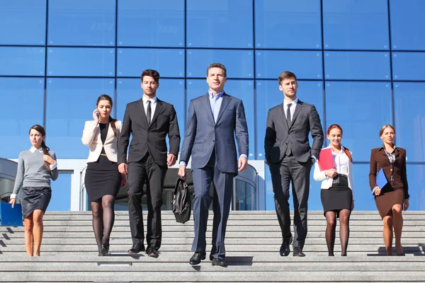 Équipe Gens Affaires Divers Dans Les Escaliers Immeuble Bureaux Entreprise — Photo