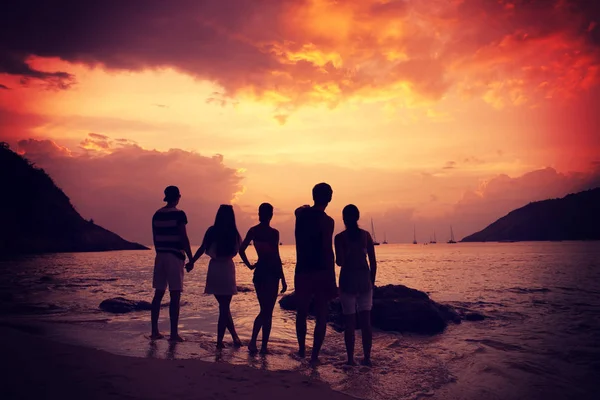 Grupo Personas Felices Playa Atardecer —  Fotos de Stock