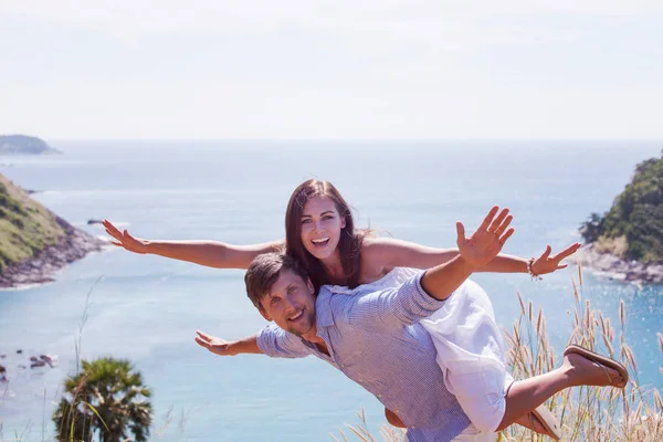 Glücklich Lächelndes Paar Fliegt Gemeinsam Den Urlaub — Stockfoto