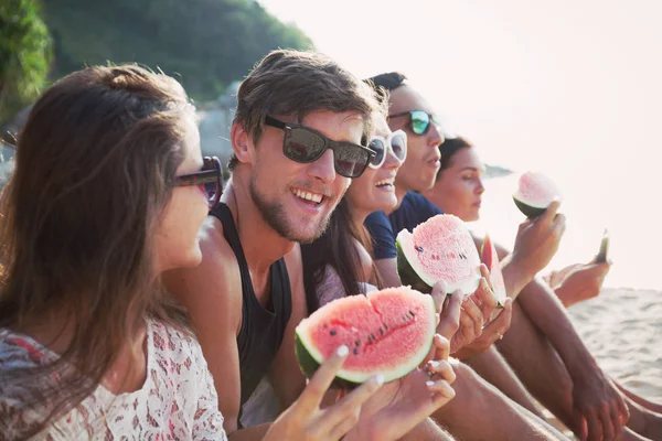 Happy Young Friends Eating Watermelon Beach — Stock Photo, Image