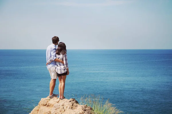 Junges Paar Genießt Schönen Meerblick Urlaub — Stockfoto
