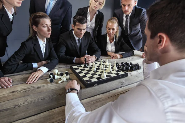 Pessoas Negócios Jogando Xadrez Equipe Trabalhadores Perdendo Líder Está Ganhando — Fotografia de Stock