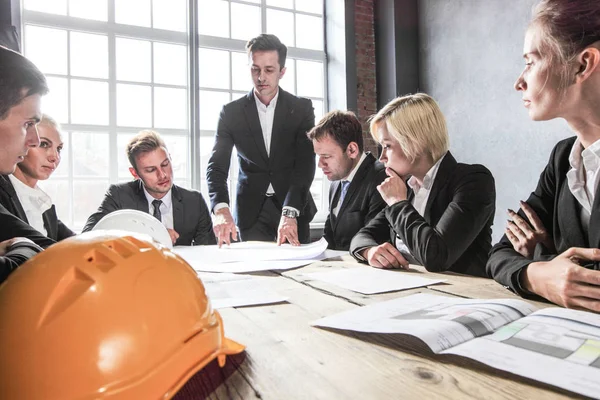 Empresários Discutem Projeto Construção Hardhat Mesa Escritório — Fotografia de Stock