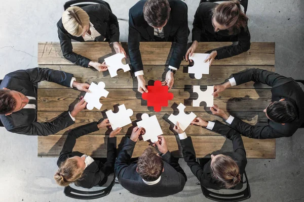 Geschäftsleute Und Puzzle Auf Holztisch Teamwork Konzept — Stockfoto