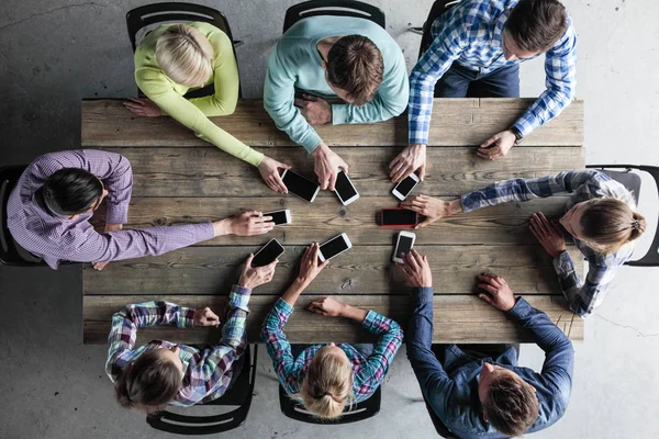 Equipe Pessoas Colocar Smartphones Mesa Conceito Comunicação Vivo — Fotografia de Stock