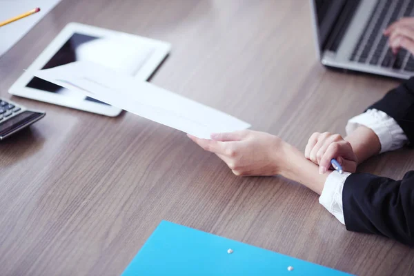 Close Van Mensen Uit Het Bedrijfsleven Werken Samen Bij Vergadering — Stockfoto