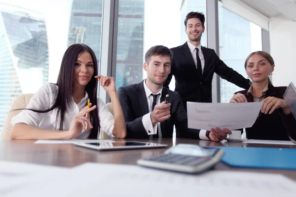 Gente Negocios Que Ofrece Firmar Contrato — Foto de Stock