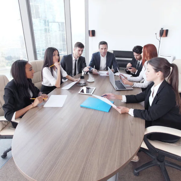 Különböző Emberek Üzleti Találkozója Asztal Körül — Stock Fotó