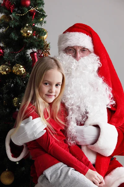 Retrato Una Niña Sonriente Sentada Las Rodillas Santa Claus — Foto de Stock