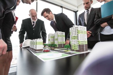 İş toplantısı mimarlar ve yatırımcılar yerleşim evlerin modeli arıyorum