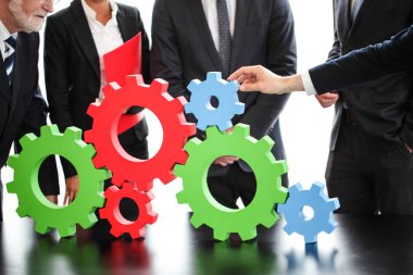 İşadamları çarkları birleştiriyor, takım çalışması kavramı