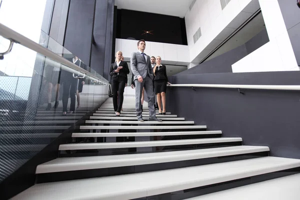 Grupo Empresarios Caminando Subiendo Escaleras Edificio Oficinas —  Fotos de Stock