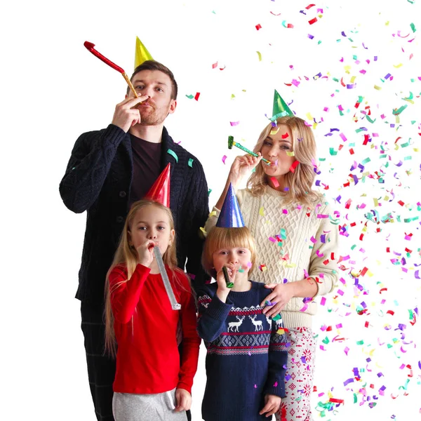 Familie Blaast Feest Trompetten Met Confetti Vieren Nieuw Jaar — Stockfoto