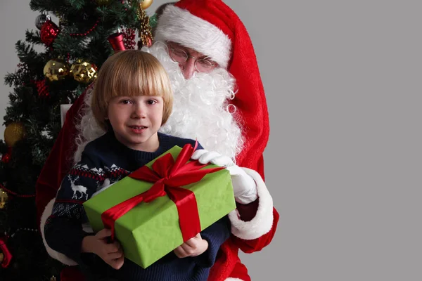 Retrato Niño Sonriente Sentado Las Rodillas Santa Claus Recibiendo Regalo — Foto de Stock