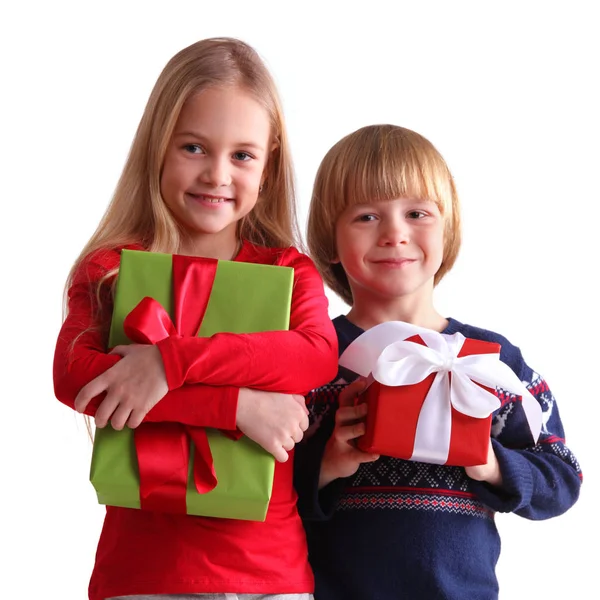 Retrato Dos Niños Felices Con Cajas Regalo Navidad Aisladas Sobre — Foto de Stock