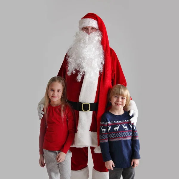 Retrato Dos Niños Santa Claus Sobre Fondo Gris — Foto de Stock