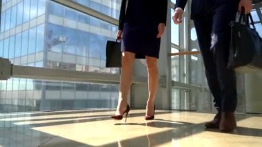 İki beyaz iş adamları iş merkezinde yürürken konuşmak