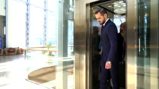 Empresários Saindo Elevador Centro Negócios — Vídeo de Stock