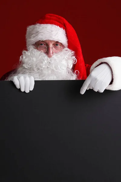 Papai Noel Segurando Cartaz Papel Preto Com Espaço Cópia Para — Fotografia de Stock