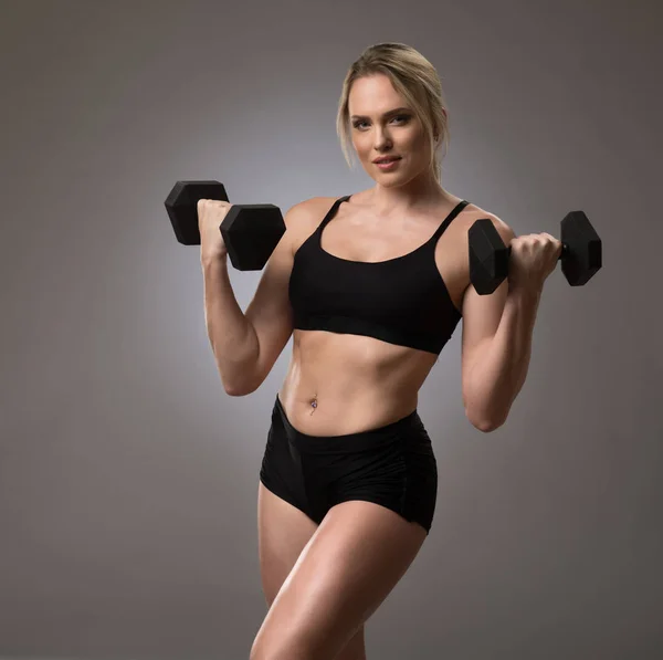 Mulher Muscular Bonita Levantando Halteres Fundo Cinza — Fotografia de Stock