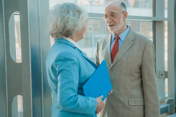 Senior Geschäftsleute Diskutieren Dokumente Modernen Business Center — Stockfoto