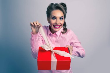 Mutlu güzel komik kadın beyaz kurdeleli kırmızı hediye kutusunu aç