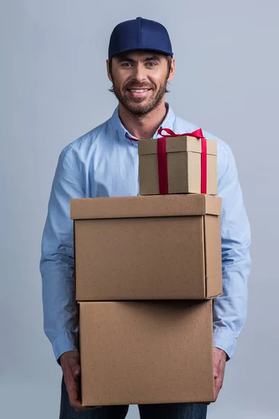 Feliz Homem Entrega Sorridente Uniforme Cap Segurando Pilha Caixa — Fotografia de Stock