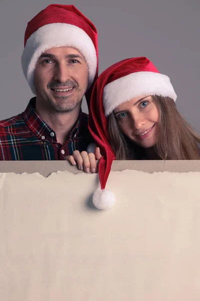 Pareja Feliz Los Sombreros Santa Sosteniendo Bandera Blanco Con Espacio — Foto de Stock