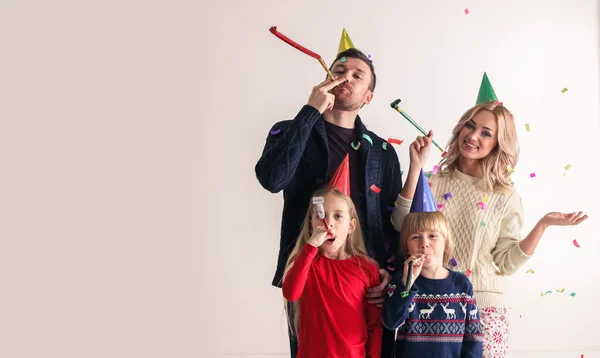 Família Soprando Trompetes Festa Com Confete Celebrando Ano Novo — Fotografia de Stock