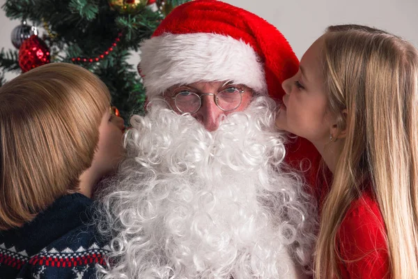 Dos Niños Susurrando Santa Claus Oreja Sugerir Deseos — Foto de Stock