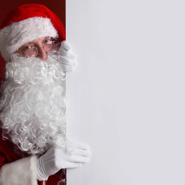 Papai Noel Segurando Cartaz Papel Branco Com Espaço Cópia Para — Fotografia de Stock