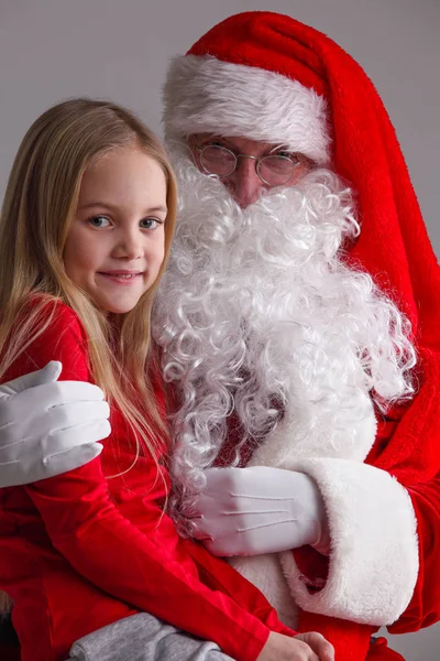 Retrato Una Niña Sonriente Sentada Las Rodillas Santa Claus — Foto de Stock