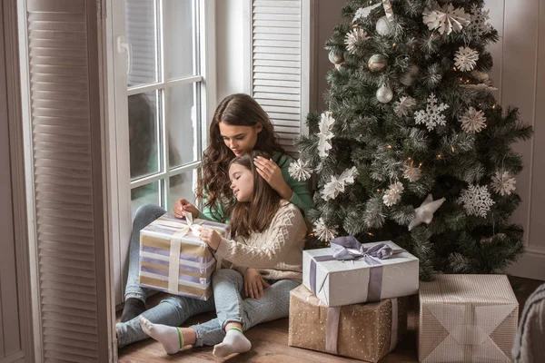 Madre Hija Desenvolviendo Regalo Sentado Suelo Cerca Del Árbol Navidad — Foto de Stock