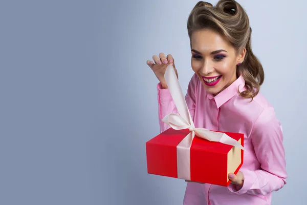 Feliz Hermosa Mujer Divertida Desenvolviendo Caja Regalo — Foto de Stock