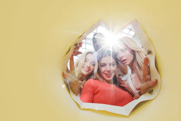 Schöne Junge Frauen Die Tasche Schauen Gelber Hintergrund Mit Kopierraum — Stockfoto