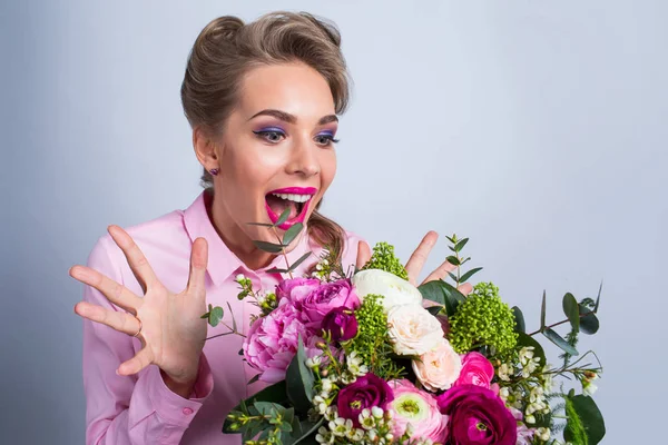 Kvinna Förvånad Med Massor Blommor Rolig Känslomässiga Uttryck — Stockfoto