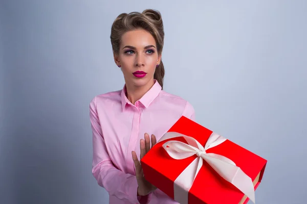 Portret Van Een Jonge Vrouw Die Een Geschenkdoos Weigert — Stockfoto