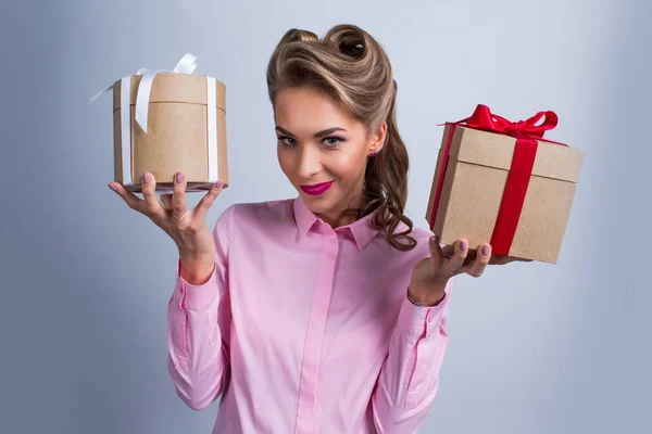 Joven Mujer Feliz Sosteniendo Dos Regalos Con Arcos — Foto de Stock