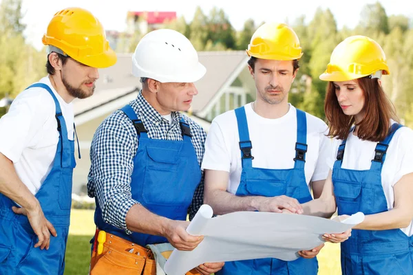 Trabajadores Construcción Con Proyecto Concepto Trabajo Equipo — Foto de Stock