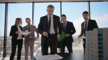 Mimarlar ve modern çok katlı konut binası ev modeli masaya arıyorum ve belgelerle çalışma yatırımcılar iş toplantısı