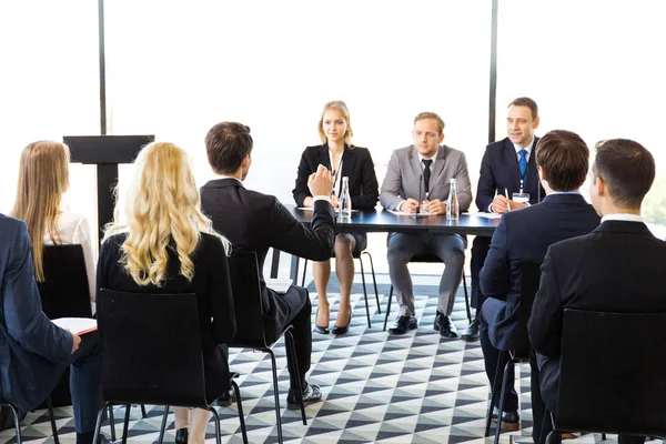 Hombre Negocios Del Público Haciendo Preguntas Seminario — Foto de Stock