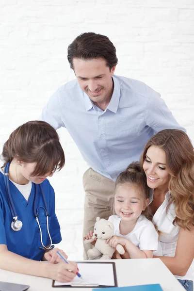 Jovem Médico Pediatra Conversando Com Menina Seus Pais — Fotografia de Stock