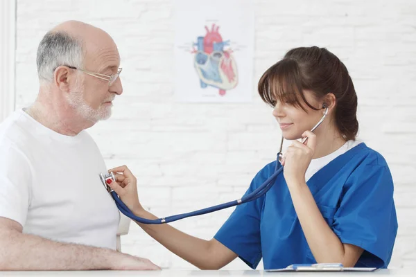 Médico Examinando Latidos Del Corazón Del Paciente Masculino Senior —  Fotos de Stock