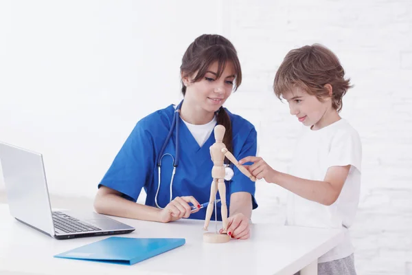 Γιατρός Εξηγήσει Ιατρική Στο Παιδί Χρησιμοποιώντας Ξύλινη Κούκλα — Φωτογραφία Αρχείου