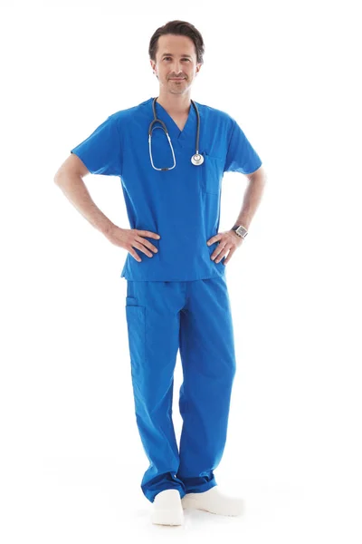白い背景に隔離された青の制服で若い医師の完全な長さの肖像画 — ストック写真