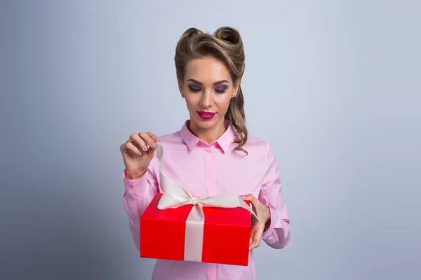 Feliz Bela Mulher Engraçada Abrir Caixa Presente Vermelho Com Fita — Fotografia de Stock