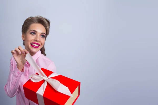 Feliz Bela Mulher Engraçada Abrir Caixa Presente Vermelho Com Fita — Fotografia de Stock